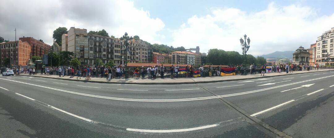 Con cruces y carteles venezolanos en España pidieron el cese de las muertes durante las manifestaciones (Video)