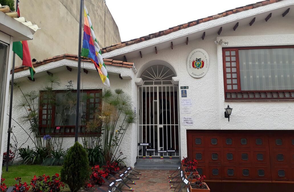 Así amanecen las embajadas de Bolivia y Ecuador en Bogotá #29Jun (Fotos + Videos)