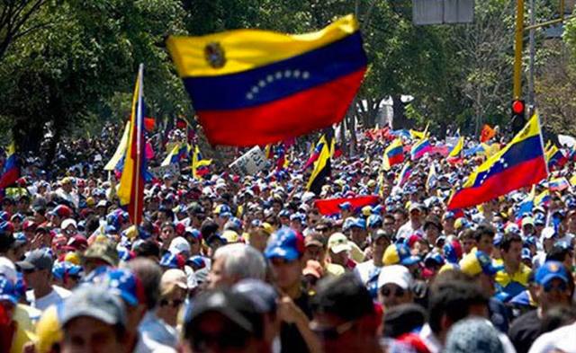 Venezolanos siguen en la calle en defensa de la Constitución