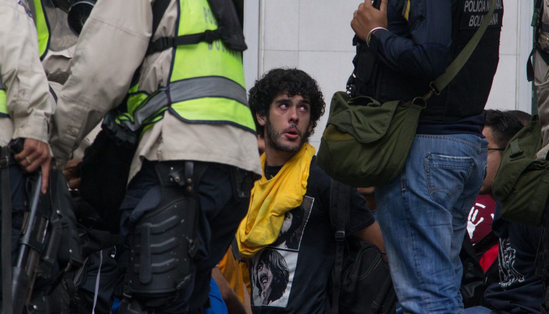 Familiares no pueden ver a los universitarios detenidos