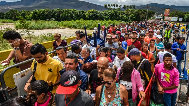 Venezolanos que cruzan a Colombia se van para Ecuador, Chile y Perú