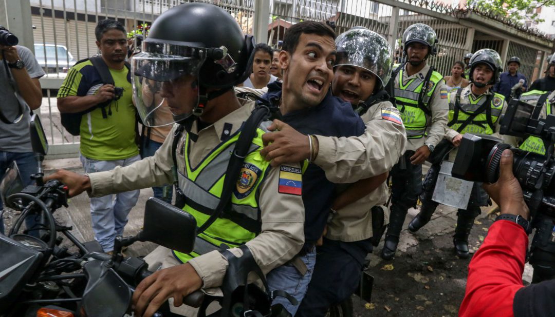 Senadores de Colombia y Chile presentan denuncia contra Maduro en La Haya