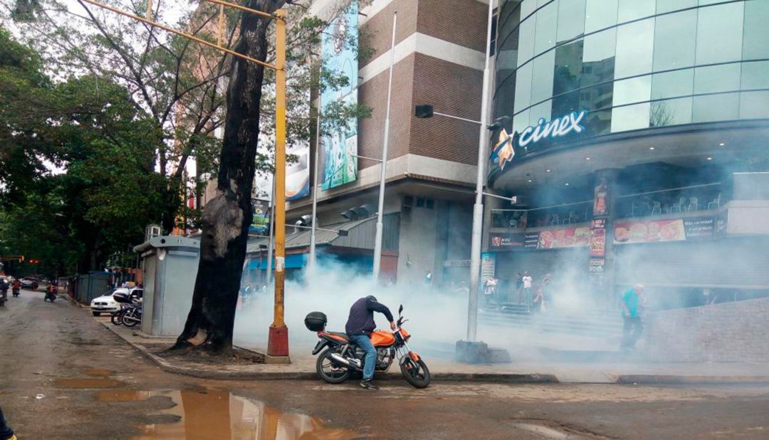 Con lacrimógenas reprimieron a manifestantes en El Paraíso y Santa Mónica