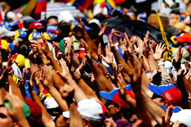 ¡Venezuela sigue en pie, jamás de rodillas!