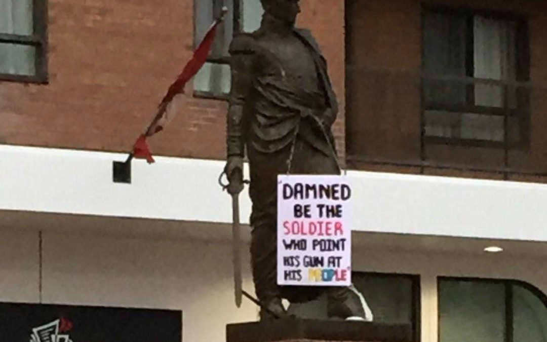 Estatua de Bolívar en Canadá amaneció con pancarta contra la represión