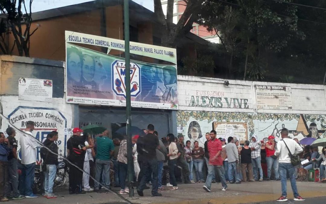 La baja asistencia en el centro electoral donde votaba Chávez