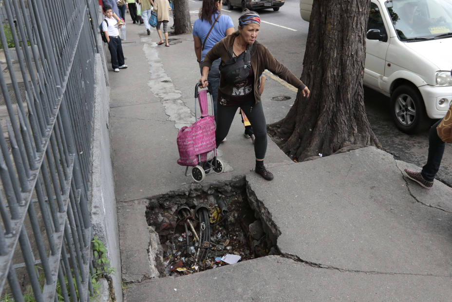 Descuido de áreas públicas causa lesiones a caraqueños