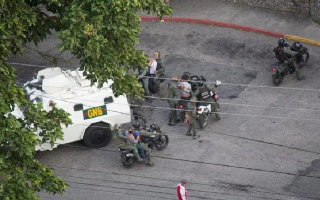 Presentan a detenidos en San Antonio de Los Altos ante la justicia militar