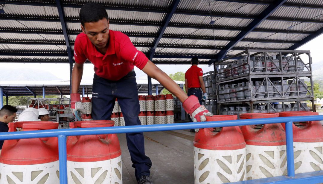 Los venezolanos vuelven a cocinar con leña por escasez de gas