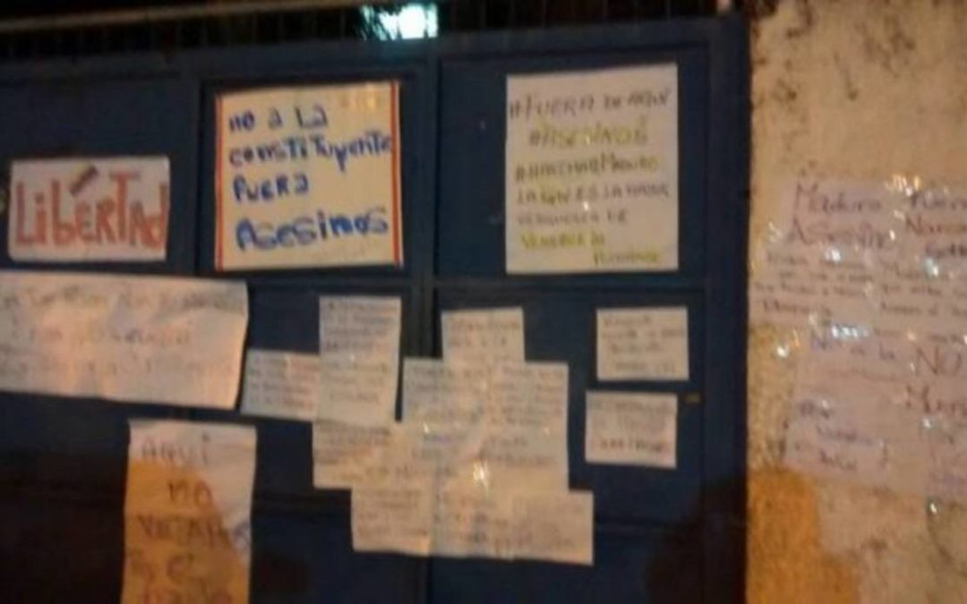 Cubrieron con pancartas centro de votación en Caricuao en rechazo a la ANC