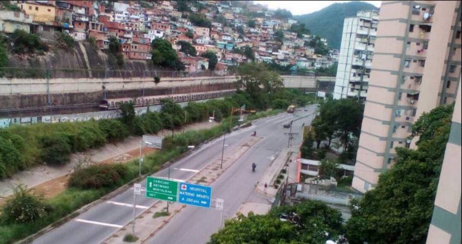 Caricuao amaneció desolado por el paro de 48 horas