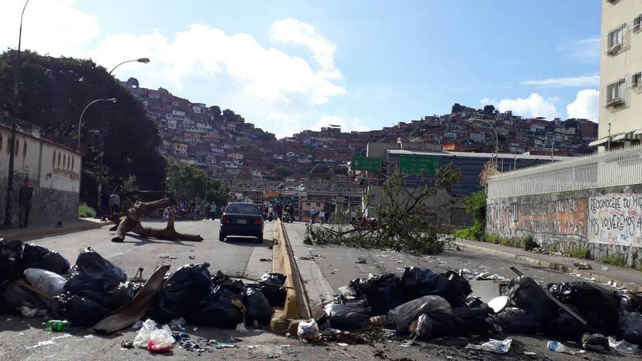 Manifestantes cerraron en Petare con barricadas