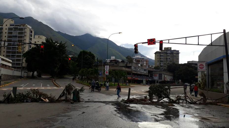 La avenida Rómulo Gallegos amaneció totalmente cerrada