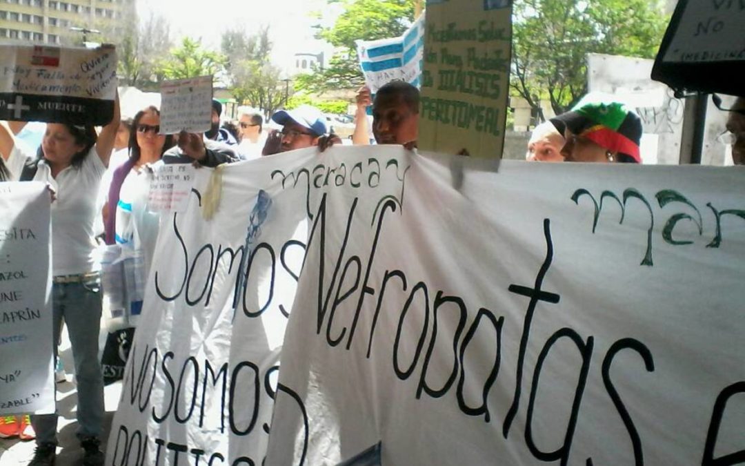 Pacientes crónicos protestan por escasez de medicinas frente al IVSS