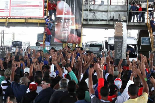 Trabajadores de Sidor trancaron por tercer día consecutivo paso hacia la autopista Puerto Ordaz-Ciudad Bolívar