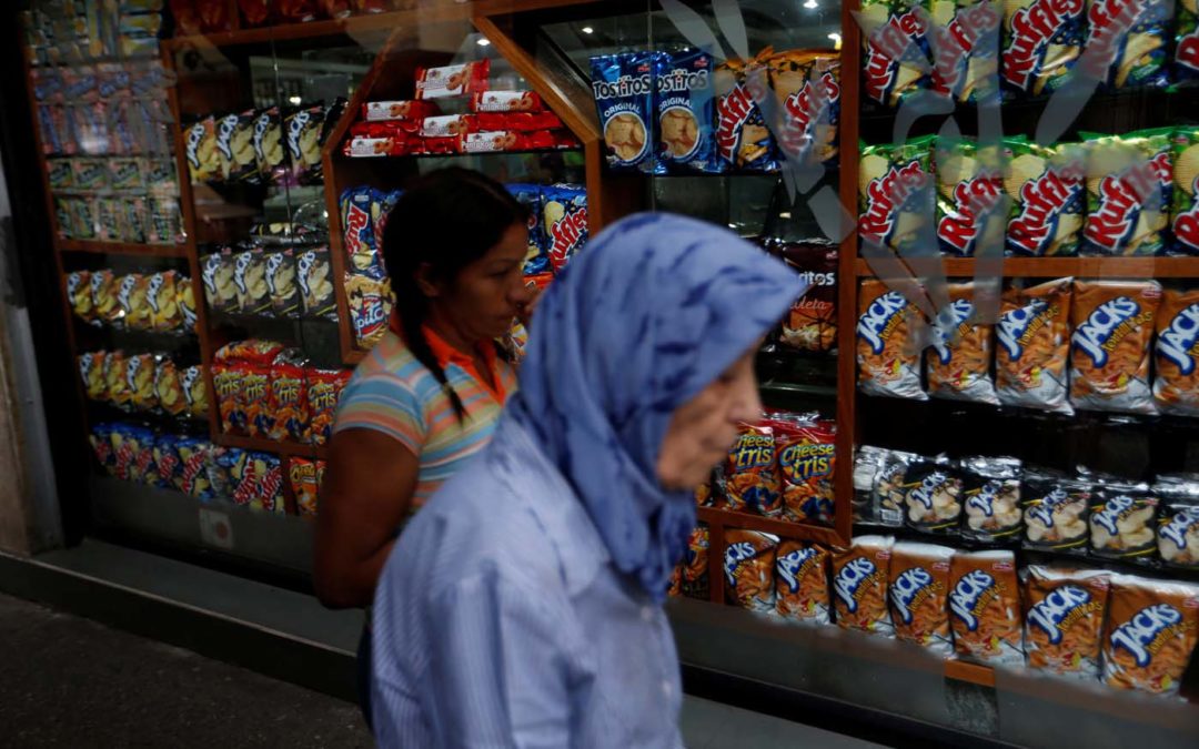 Volatilidad cambiaria dispara los precios y desata quejas de consumidores