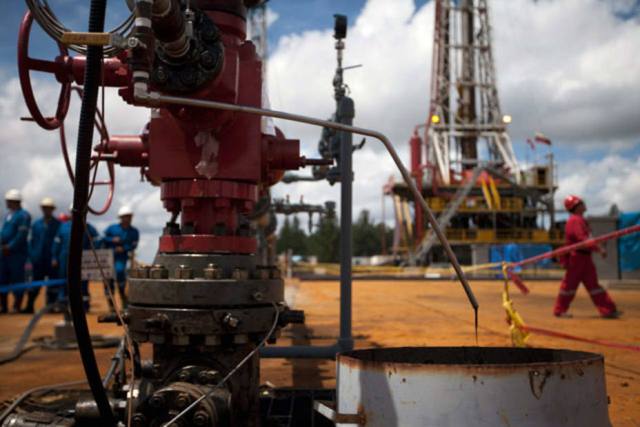 Desde 2014 los ingresos petroleros de Venezuela han caído 60.6%