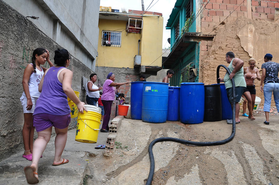 Vecinos denuncian falla del servicio de agua potable en Vargas