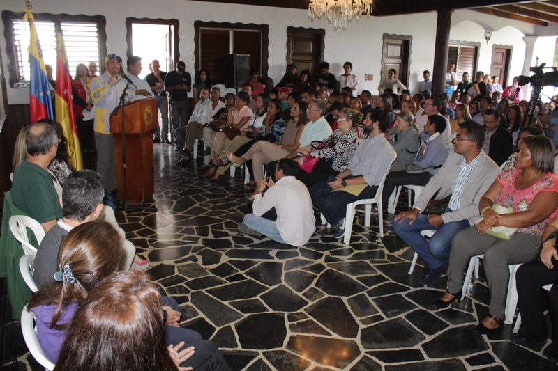 Capriles entregó acreditaciones de cargos a directores de escuelas mirandinas