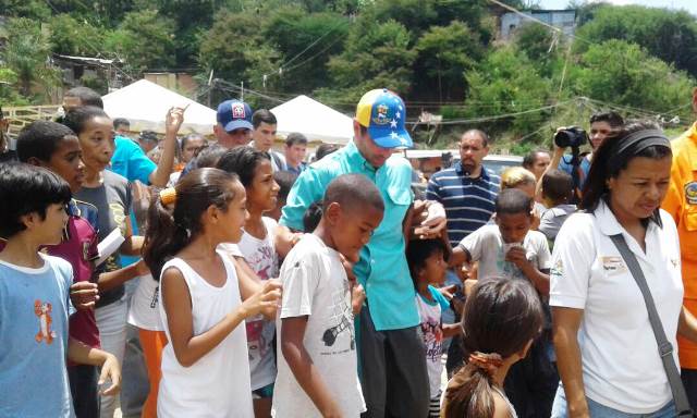 Capriles entregó cancha y parque infantil en Altos de Tapaima en Guatire