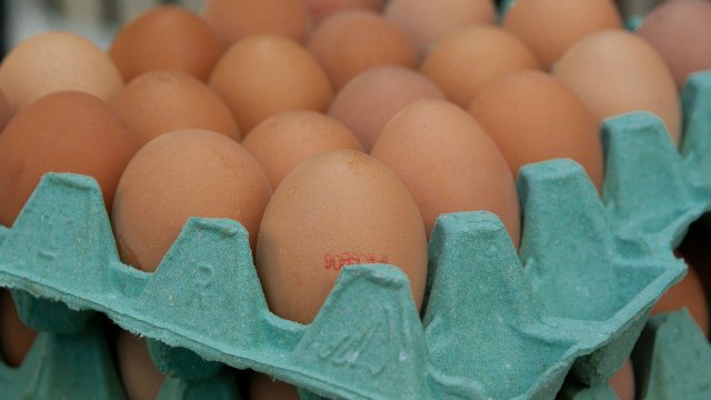 El cartón de huevos llegó a Bs 36.000 en el mercado de Quinta Crespo