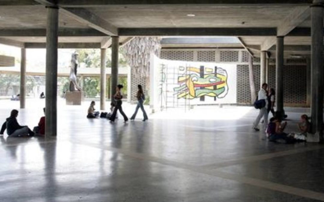 Por la crisis económica hasta 50 docentes por facultad dejan las aulas de la UCV