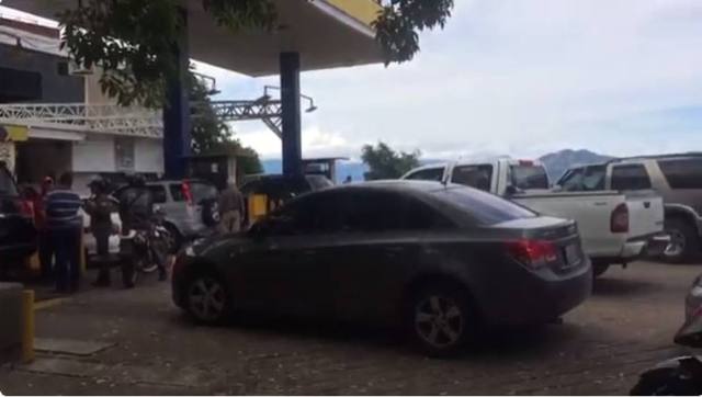 Gasolineras en Táchira continúan colapsadas por escasez de combustible