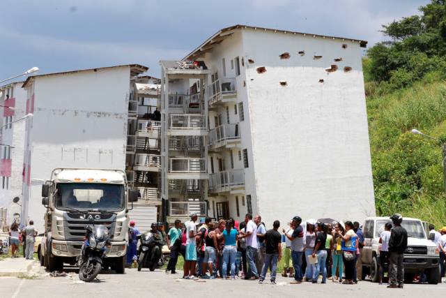 Edificio de Misión Vivienda en Petare Sur se viene abajo