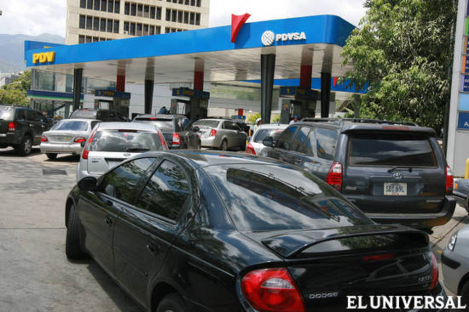 Persisten las colas para llenar tanques de gasolina en el país
