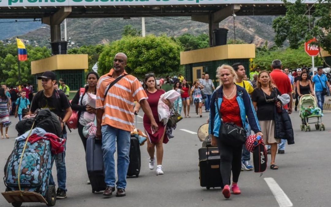 Médicos cruzan a Colombia para pedir que se permita el paso de la ayuda humanitaria