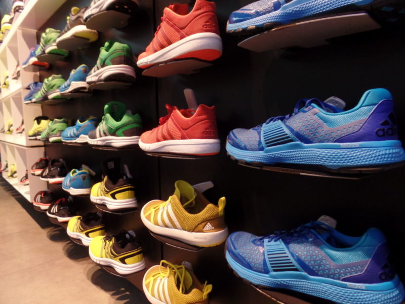 Corredores sufren por precio de los calzados deportivos