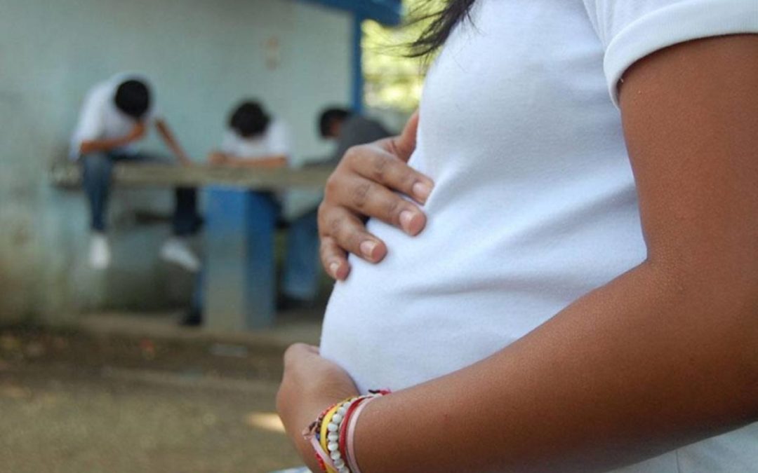 Tasa de embarazo adolescente en el país es solo equiparable a la de Kenia