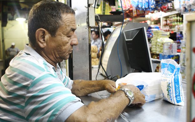 El azúcar escasea en el Zulia y cuando llega es impagable