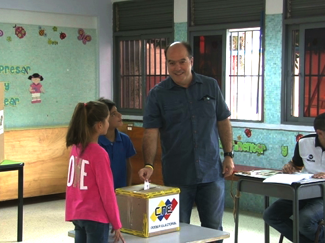 Julio Borges: Venezolanos elegimos hoy gobernadores y votamos por un país libre