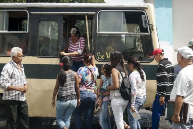 Escasez y altos costos deja sin transporte a habitantes de Nueva Esparta y Táchira