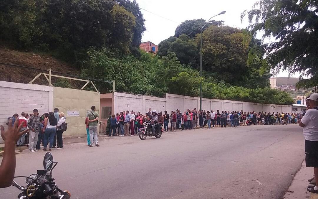 Electores denuncian operación morrocoy en centros reubicados