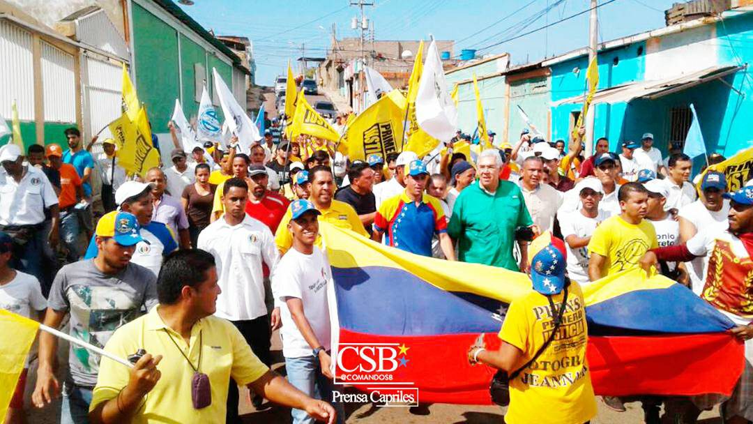 Capriles invitó a votar para que «termine de caer el muro de la miseria»