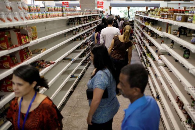 FMI prevé contracción económica de más de 10% en Venezuela y una inflación galopante