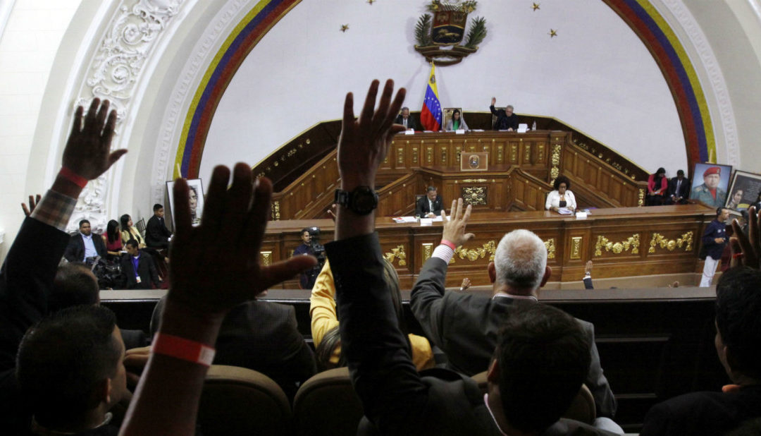 Parlamento acuerda reincorporar a militares que desconozcan a Maduro