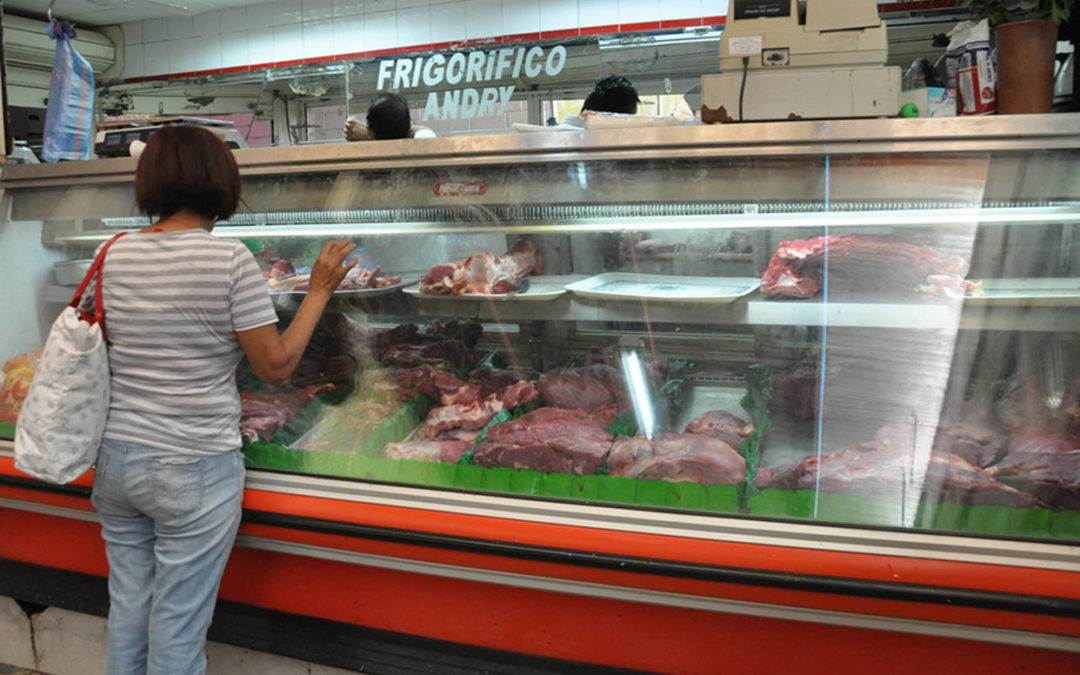 Los precios de la carne y el pollo se disparan antes del aumento salarial de Maduro