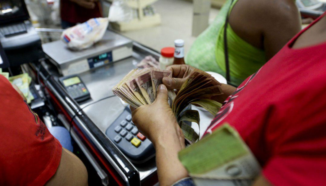 Pagar la cuenta en efectivo o con punto de venta es un dolor de cabeza para los venezolanos