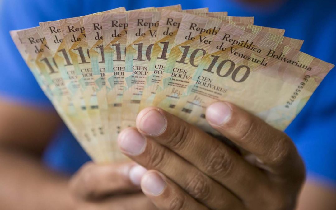 Imprimir moneda no ha evitado la quiebra de Venezuela