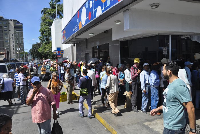 Primer mes de aguinaldo de los pensionados del Ivss se esfuma en compra de comida