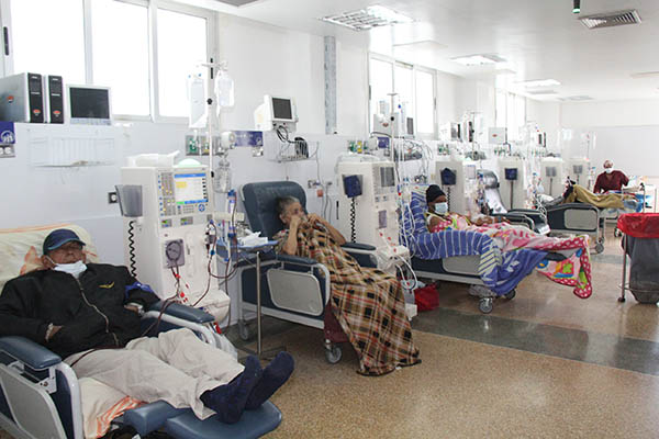 Pacientes de hemodiálisis denuncian falta de personal en hospital de Vargas