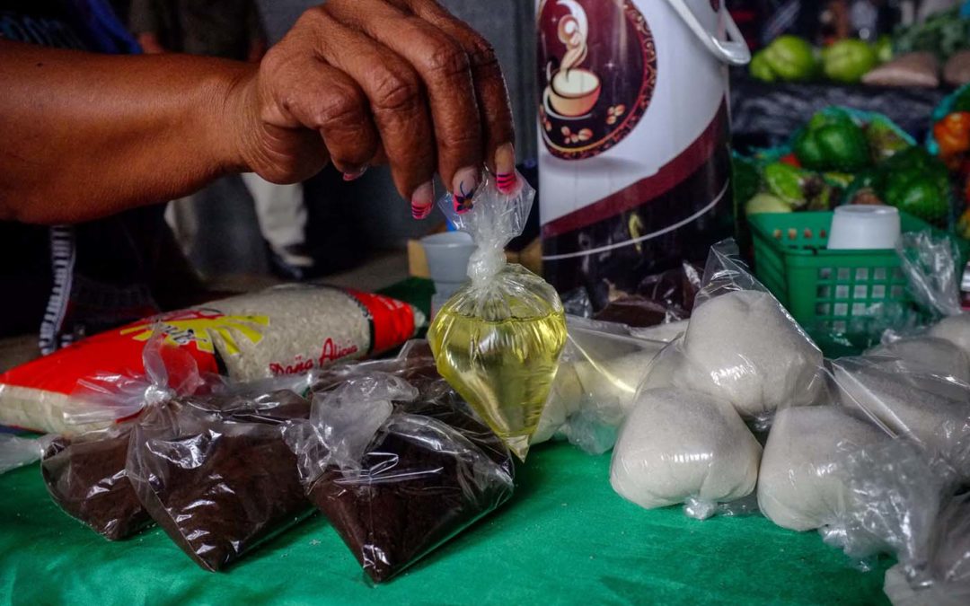 El empobrecimiento del venezolano lo obliga a comprar cucharadas de comida