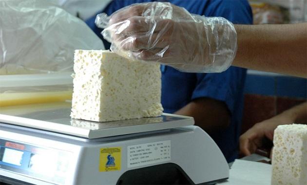 Comprar un kilo de queso requiere dos sueldos mínimos