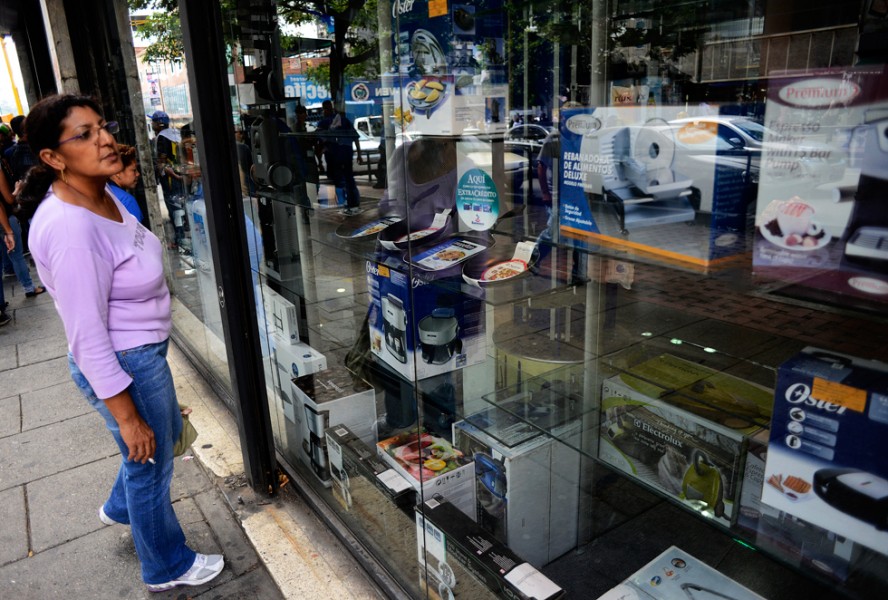 Altos precios de electrodomésticos tienen a los venezolanos viendo vidrieras
