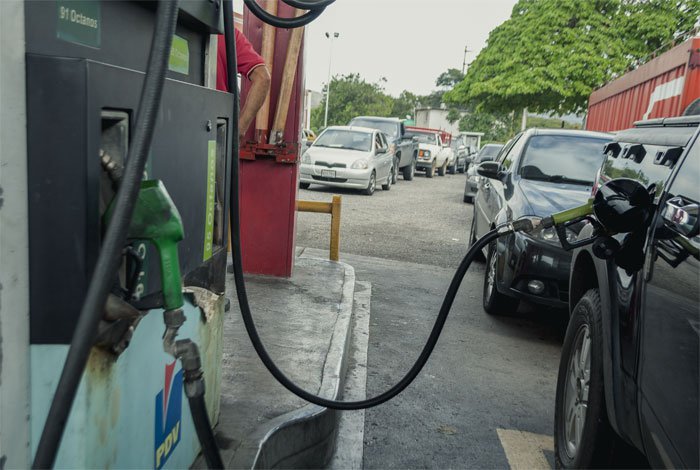 En Táchira pagan con pesos colombianos y alimentos para surtir gasolina más rápido