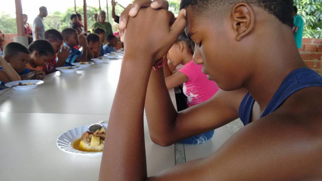Programa Alimenta la Solidaridad cuenta en menos de un mes con cinco comedores para que 500 niños coman a diario