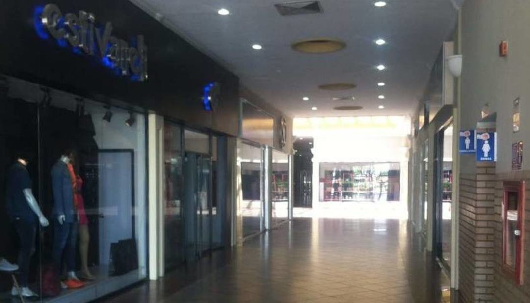 Policías amenazan a dueños con forzar las puertas de las tiendas que cierren
